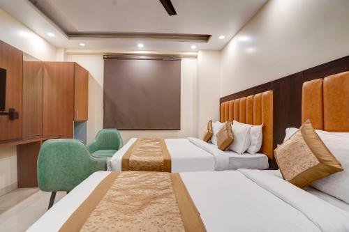 Postel nebo postele na pokoji v ubytování Hotel Royal Rosette with free Wi-Fi Near New Delhi Railway Station and Connaught Place