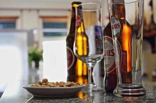 a table with a bowl of peanuts and bottles of beer at Residencial Pinho Verde in Mealhada