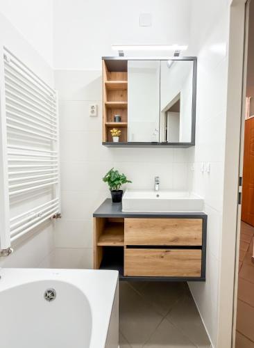 N18 Enjoy Apartments New beautiful spacey Apartment AC Quiet Street