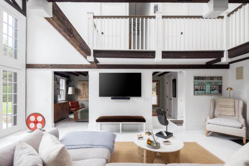 Μια τηλεόραση ή/και κέντρο ψυχαγωγίας στο Bridgehaven Estate by Rove - Luxe Home with Pool