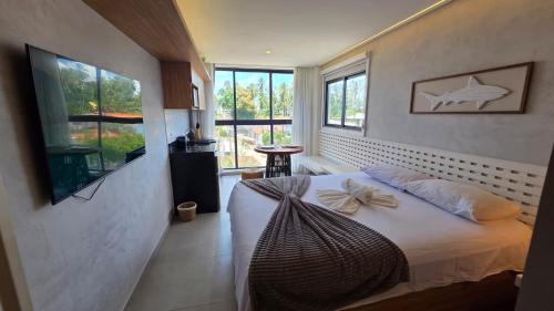 ein Schlafzimmer mit einem Bett mit einem Netz darauf in der Unterkunft Nawa Beach Residence by La Playa in Tamandaré