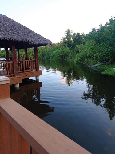 Una vista de un río con una cabaña en la cima. en Save Sweet Home, 