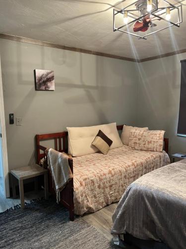 ein Schlafzimmer mit einem Bett, einem Stuhl und einer Decke in der Unterkunft Modern Glass City Home in Toledo