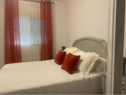 Ένα ή περισσότερα κρεβάτια σε δωμάτιο στο Casa amplia a un paso de Sevilla