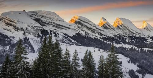 Nespecifikovaný výhled na hory nebo výhled na hory při pohledu z prázdninového domu