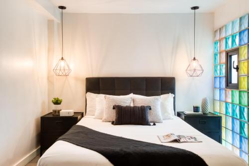 Postel nebo postele na pokoji v ubytování Comfort Suites Tijuana