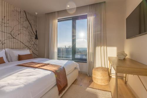 a bedroom with a bed and a large window at Sella Marron in Selina