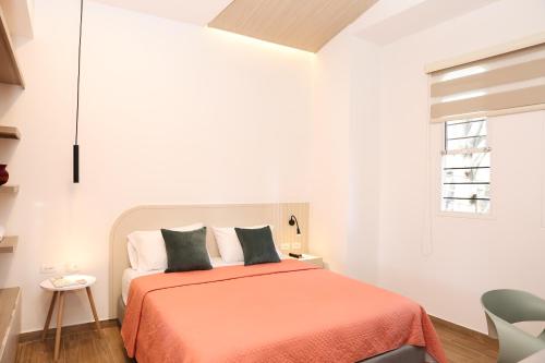 1 dormitorio con 1 cama con colcha de color naranja en Casa del Viento 201, en Cali