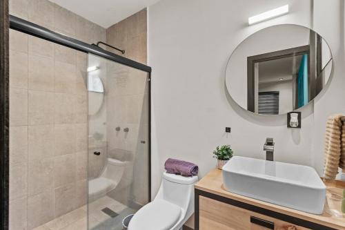un bagno con un lavandino bianco e uno specchio di Industrial Loft King Bed and 2 Office Spaces a Durango