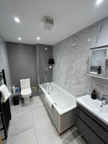 Et badeværelse på Modern 2 Bed near Heathrow - Work or Travel Ready