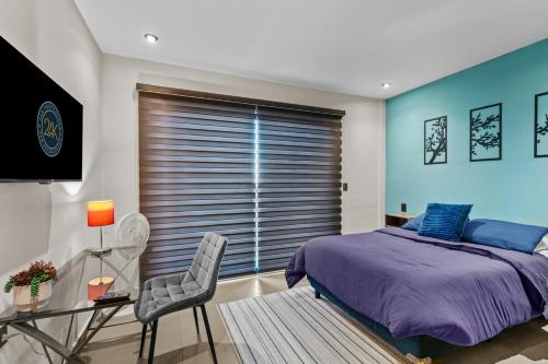 una camera con letto viola e tavolo in vetro di Industrial Loft King Bed and 2 Office Spaces a Durango