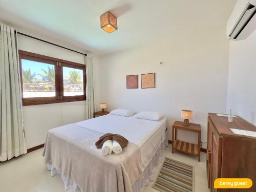 a bedroom with a bed with two towels on it at Beach-Home Pontal de Maceió in Fortim