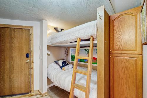 Postel nebo postele na pokoji v ubytování Timberbrook #110B