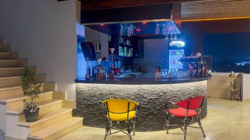 Una barra con tres sillas y un mostrador. en pyramids palace view, en El Cairo