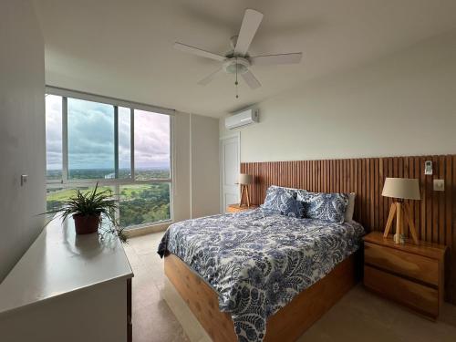 Ένα ή περισσότερα κρεβάτια σε δωμάτιο στο Luxury Oceanview 3 bedroom Condo at Río Mar with 5 pools, beachfront, riverside, restaurant, spa and fitness room