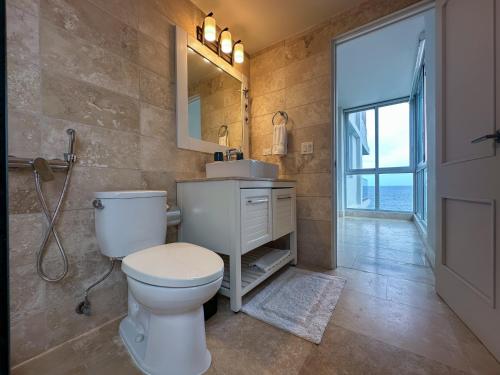 Ένα μπάνιο στο Luxury Oceanview 3 bedroom Condo at Río Mar with 5 pools, beachfront, riverside, restaurant, spa and fitness room