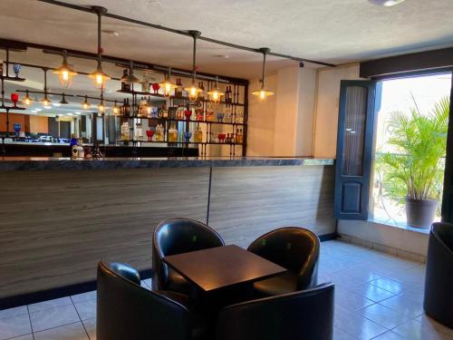 eine Bar mit Stühlen und einem Tisch in einem Restaurant in der Unterkunft Hotel María del Carmen in Jalpan de Serra