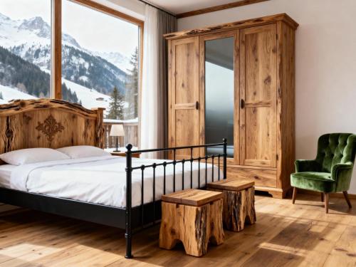 约赫贝格Haus Tauernblick Top 2 und 3 und 4的一间卧室，里面有一张床、一把椅子和一扇窗户