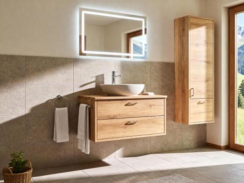 约赫贝格Haus Tauernblick Top 2 und 3 und 4的浴室里有洗手池和镜子