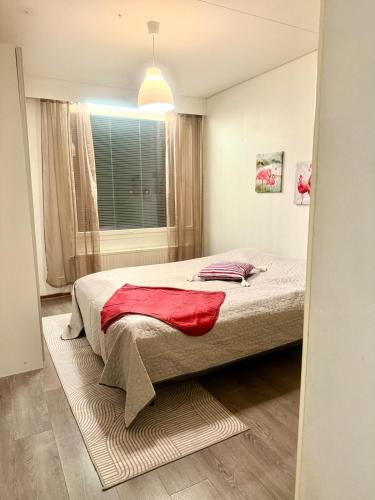 a bedroom with a bed and a window at Edullinen kaksio in Töysä