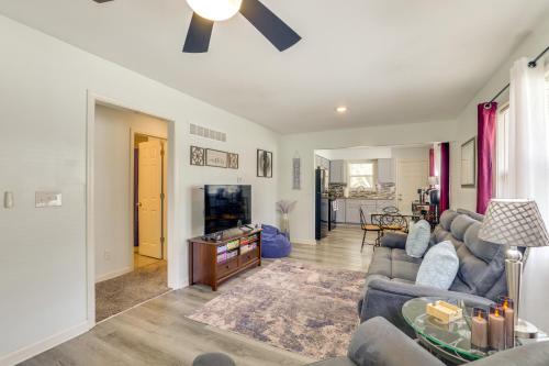 Fotografie z fotogalerie ubytování 1 Mi to Truman Library Apt with Large Yard! v destinaci Sugar Creek