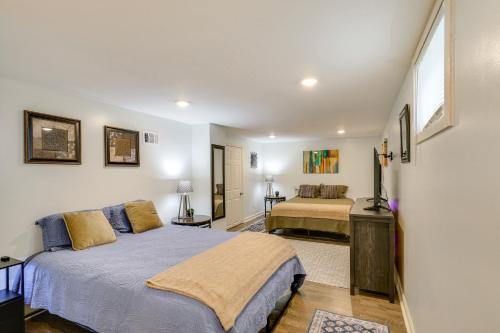 a bedroom with two beds in a room at 1 Mi to Truman Library Apt with Large Yard! in Sugar Creek