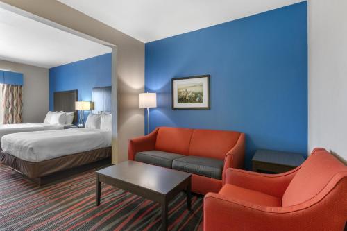 Una habitación de hotel con una cama, un sofá y una silla. en Best Western Plus Tech Medical Center Inn, en Lubbock