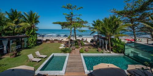 an aerial view of a resort with a swimming pool and the beach at Hotel Spa Nau Royal in Camburi