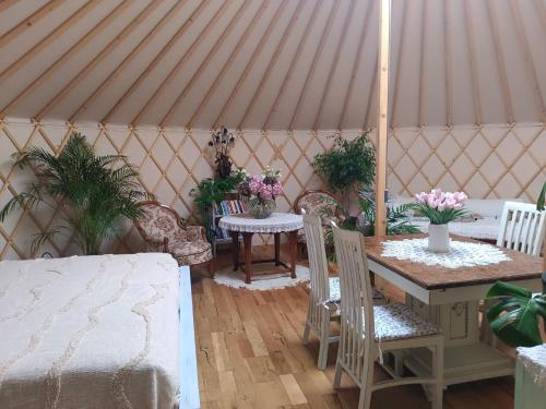 Χώρος καθιστικού στο glamping v jurtě na Hranáči