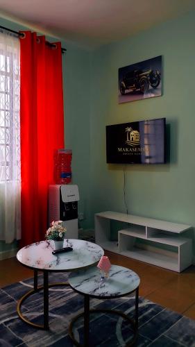Una televisión o centro de entretenimiento en Makasembo breeze homes