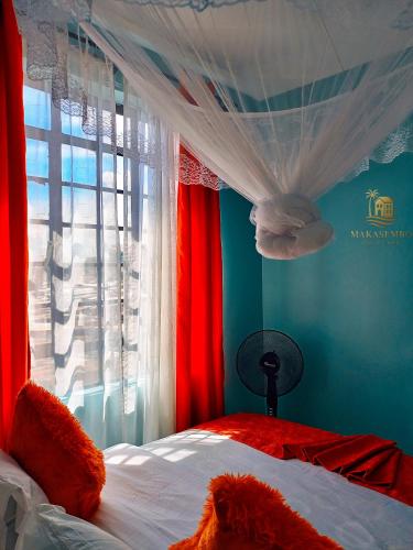 Una cama o camas en una habitación de Makasembo breeze homes