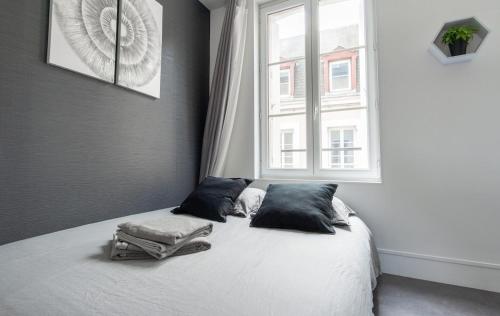 Ένα ή περισσότερα κρεβάτια σε δωμάτιο στο Petit Studio - 100m plage