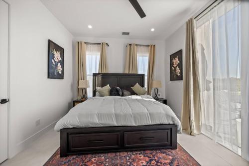 Postel nebo postele na pokoji v ubytování Festive Villa in Richardson/Dallas