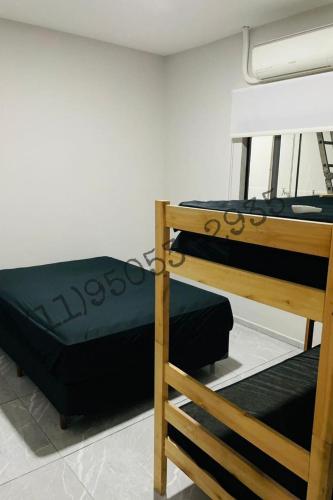 1 Schlafzimmer mit 2 Etagenbetten und einer Leiter in der Unterkunft Bertioga Rio da Praia in Bertioga