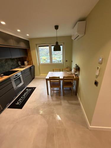 Appartement في سانت مايكل دو ماورين: مطبخ به طاولة وكراسي في غرفة