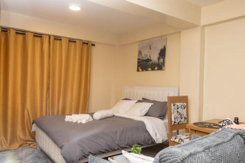 ナニュキにあるJAS Staysのカーテン付きのベッドが2つある寝室