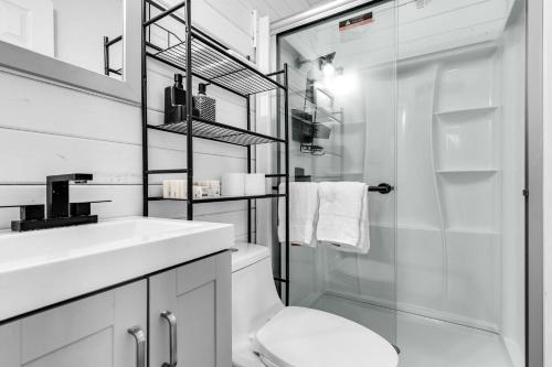 Koupelna v ubytování Brand new private 3 bedroom 2 bath apartment with kitchen,keyLargo Tavernier