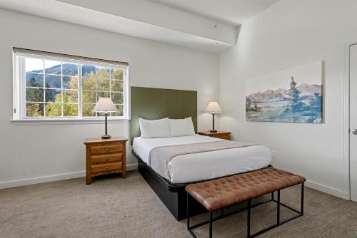 a bedroom with a large bed and a window at Obertal Inn in Leavenworth