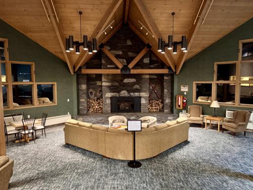 ein Wohnzimmer mit Couch und Kamin in der Unterkunft A113 Loon Mountain Studio Apartment with Pool and Hot Tub in Lincoln