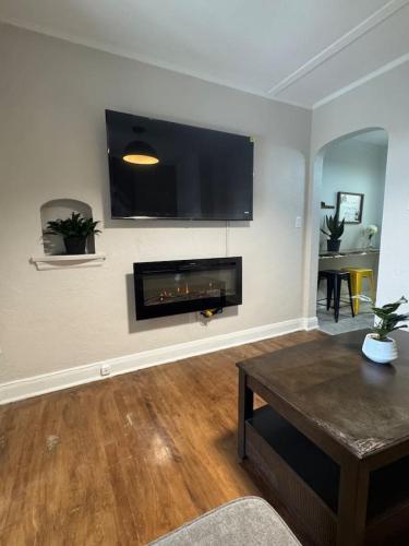 Φωτογραφία από το άλμπουμ του Historic Gem Bright 1BD Steps to everything στο Λονδίνο