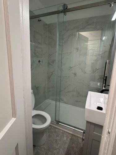 Koupelna v ubytování Historic Gem Bright 1BD Steps to everything