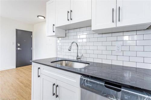 Η κουζίνα ή μικρή κουζίνα στο Affordable Elegance Modern 2BR Getaway