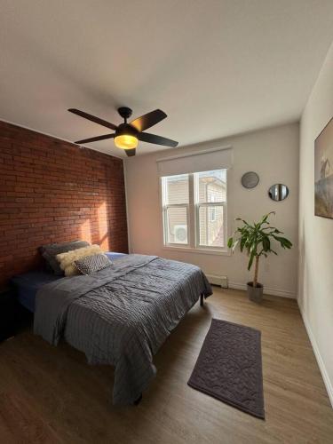 Ένα ή περισσότερα κρεβάτια σε δωμάτιο στο Affordable Elegance Modern 2BR Getaway