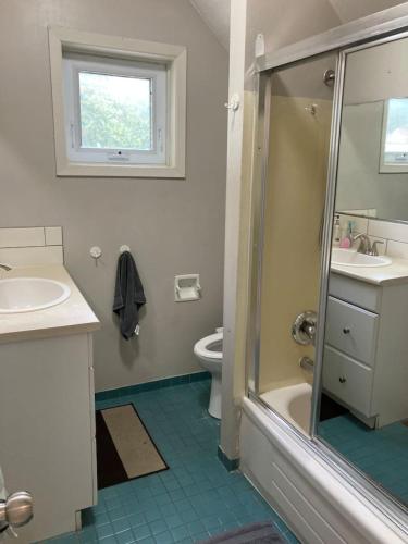 um banheiro com chuveiro, pia e vaso sanitário em 3 Bd walking distance downtown em London