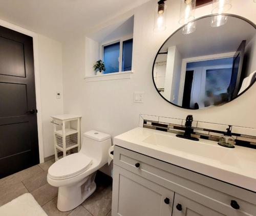 Ένα μπάνιο στο Conveniently located 3 bed in Bremerton with deck