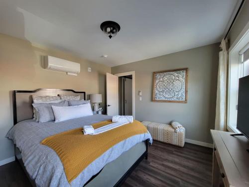 Ένα ή περισσότερα κρεβάτια σε δωμάτιο στο Front Street Suite