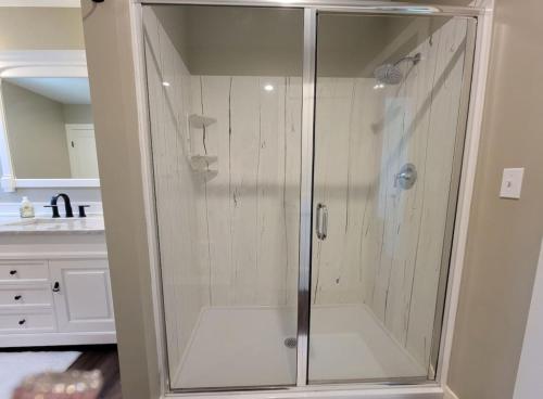 eine Dusche mit Glastür im Badezimmer in der Unterkunft Liberty Bay Loft with Water views in Poulsbo