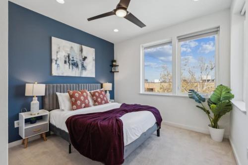 une chambre avec un lit et un ventilateur de plafond dans l'établissement The Topaz of Dallas 2BD DownTown Walkable, à Dallas