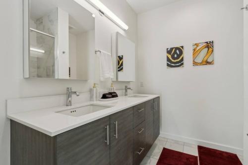 une salle de bain avec un lavabo et un miroir dans l'établissement The Topaz of Dallas 2BD DownTown Walkable, à Dallas