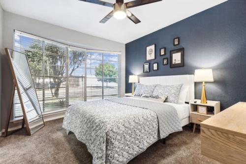 En eller flere senge i et værelse på AT and T is steps away 2BD unit